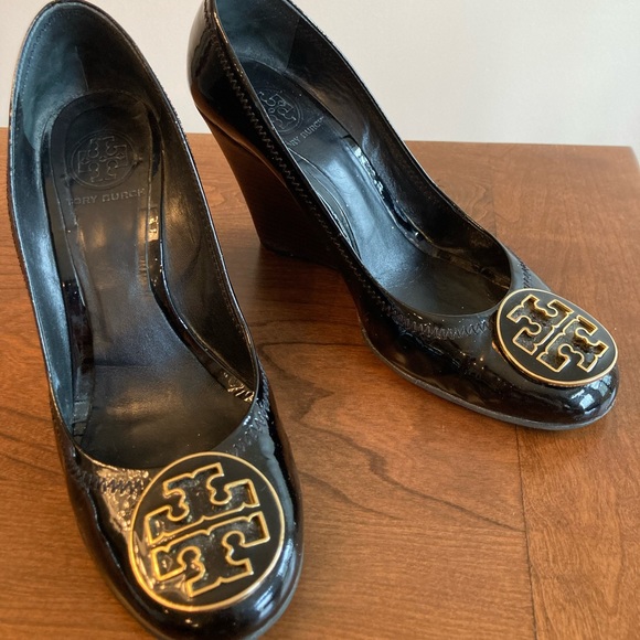 Tory Burch Black Patent Wedge sz 8 - Picture 3 of 9